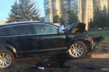 Ночью в Ростове на Северном 24-летний водитель на Audi влетел в столб