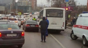 В Ростове маршрутка врезалась в автобус, пострадали 13 человек