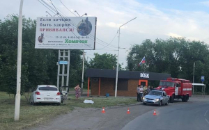В Новочеркасске водитель иномарки влетел в рекламный щит