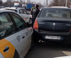 В Ростове Яндекс.Такси протаранил пять припаркованных машин