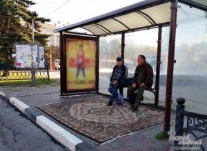 В Новочеркасске одну из остановок застелили узорчатым ковром