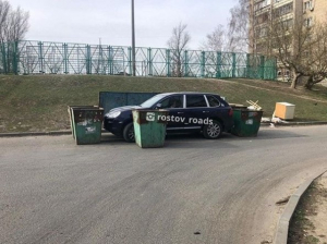 Припаркованная у мусорных баков машина возмутила ростовчан