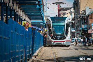 Водителя в Ростове лишили прав за выезд на трамвайные пути