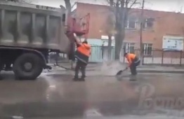 Администрация Ростова: дорожники, укладывающие асфальт в лужи, наказаны