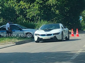 В Ростове суперкар BMW i8 сбил пенсионера на велосипеде