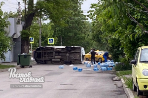 В Ростове дорогу завалило бутылками с водой после ДТП