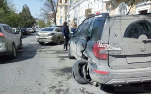 В центре Ростова водитель Opel протаранил пять припаркованных машин
