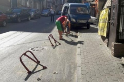 В центре Ростова демонтировали несанкционированное парковочное ограждение