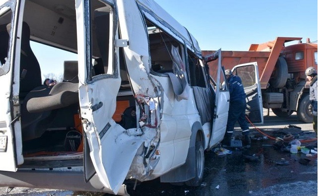 Один погиб и трое пострадали на трассе в Ростовской области
