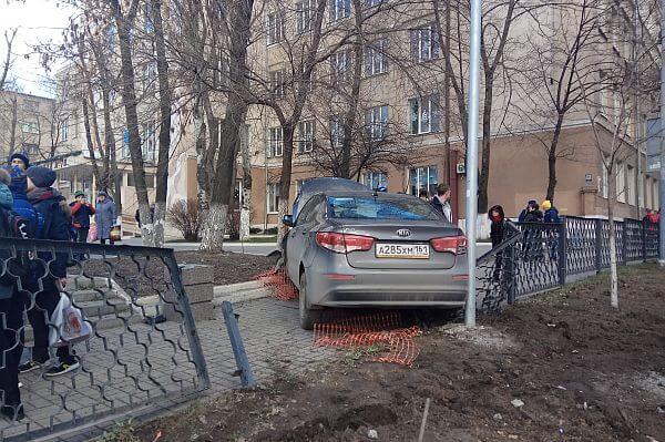 В центре Ростова Kia Rio снёс ограждение возле школы