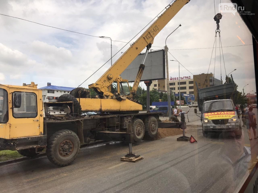 В Ростове на Западном перевернулся грузовик с песком