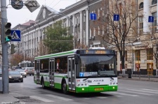 Перебегавший дорогу «опасным методом» мужчина попал под колеса автобуса в Ростове