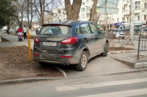 В центре Ростова водитель припарковался прямо на тротуаре