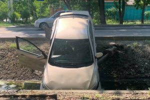 В Батайске Opel столкнул в канаву автомобиль с беременной женщиной