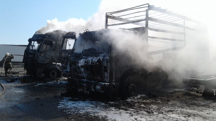 В Шахтах на стоянке сгорели сразу пять грузовиков