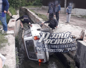 В Ростове машина чуть не утопила своего владельца в ручье