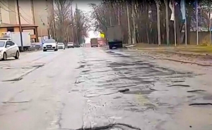 Автолюбитель пообещал засыпать соцсети видео с разбитыми дорогами Ростова
