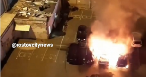 В Ростове на парковке торгового центра сожгли три иномарки