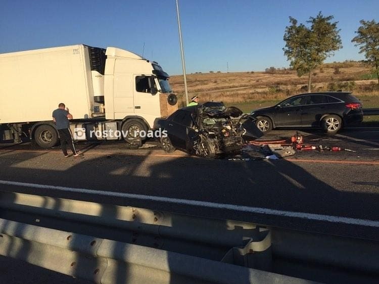 На трассе в Ростовской области водитель погиб при столкновении.