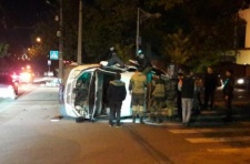  В Ростове после столкновения с Mercedes перевернулась полицейская «Газель» с собаками