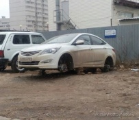 Полицейский из Ростова попался на краже колес