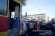 В Ростове на Театральном проспекте трамвай смял три автомобиля