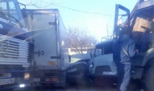 В Ростове на Нансена грузовик протаранил пять машин