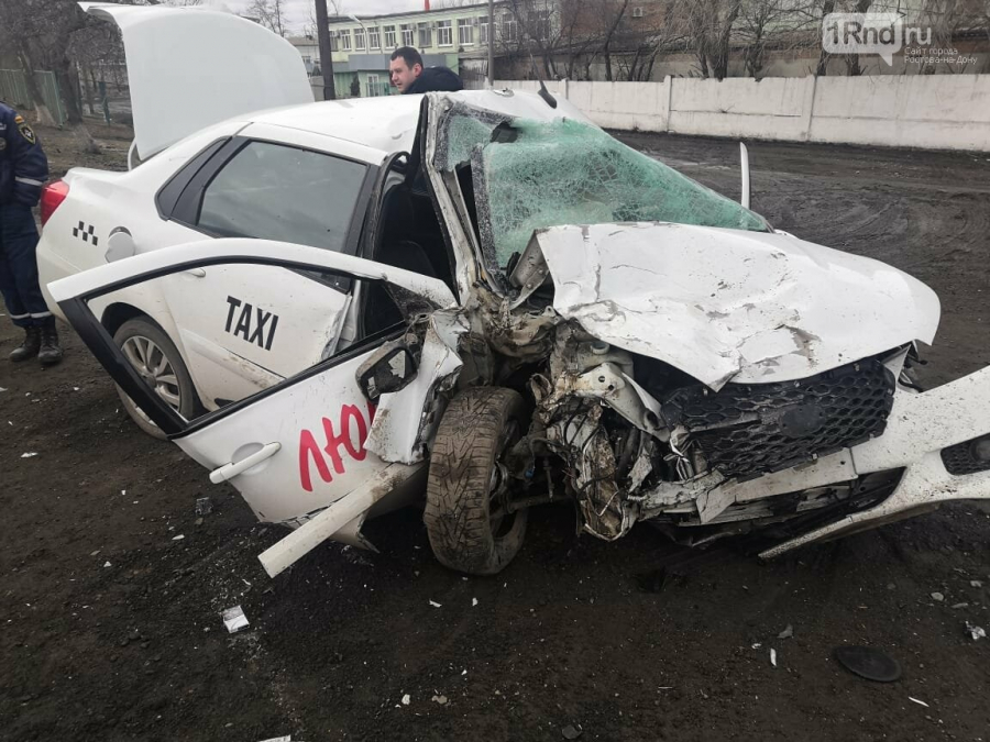 В Ростовской области заснувший таксист влетел в большегруз