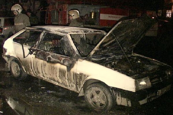 В Таганроге загорелся «ВАЗ» с пьяным водителем внутри