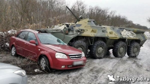 В Ростовской области БТР врезался в иномарку и протащил ее 10 метров