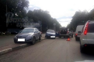 На проспекте Стачки в Ростове столкнулись три иномарки