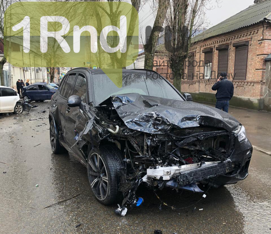 В Ростове сын директора рынка на BMW X5 устроил тройное ДТП