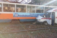 В Таганроге трамвай смял автомобиль скорой помощи