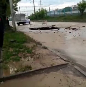 В Ростове «Газель» провалилась под асфальт после дождя