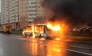На площади Ленина в Ростове загорелся автобус с пассажирами