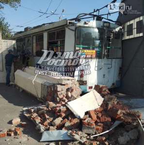 В Ростове троллейбус протаранил стену депо и сбил Забиваку