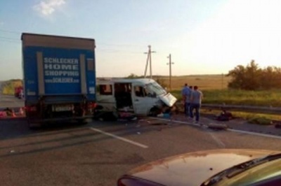 В Ростовской области микроавтобус врезался в отбойник: 2 погибших, 7 пострадавших