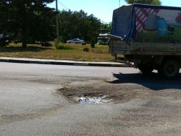 Водители жалуются на яму на таганрогском выезде из Ростова-на-Дону