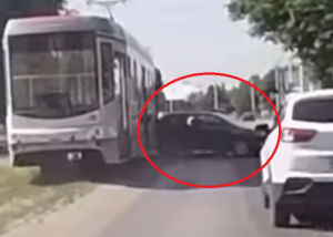 В Новочеркасске трамвай протаранил три иномарки