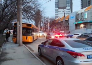 В Ростове болтавший по телефону водитель автобуса влетел в столб