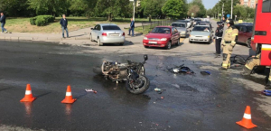 В Ростове мотоциклист без прав врезался в иномарку
