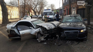 В Ростове два человека пострадали в тройном ДТП с такси