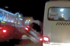 В Ростове на Нагибина иномарка, взлетев, проехалась по другой машине