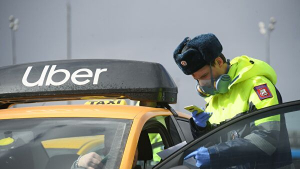 Таксиста без маски оштрафовал пассажир, оказавшийся полицейским