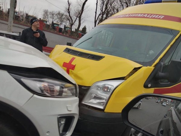В Ростове машина скорой помощи с пациентом попала в ДТП