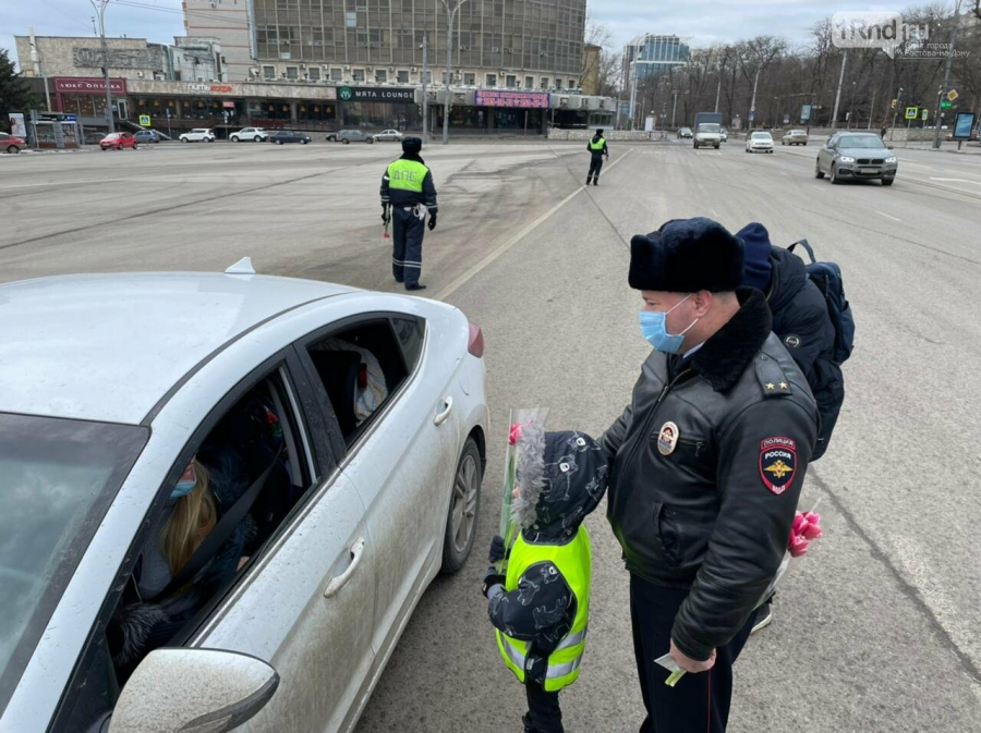 Цветочный патруль ГИБДД вышел на улицы Ростова 8 Марта