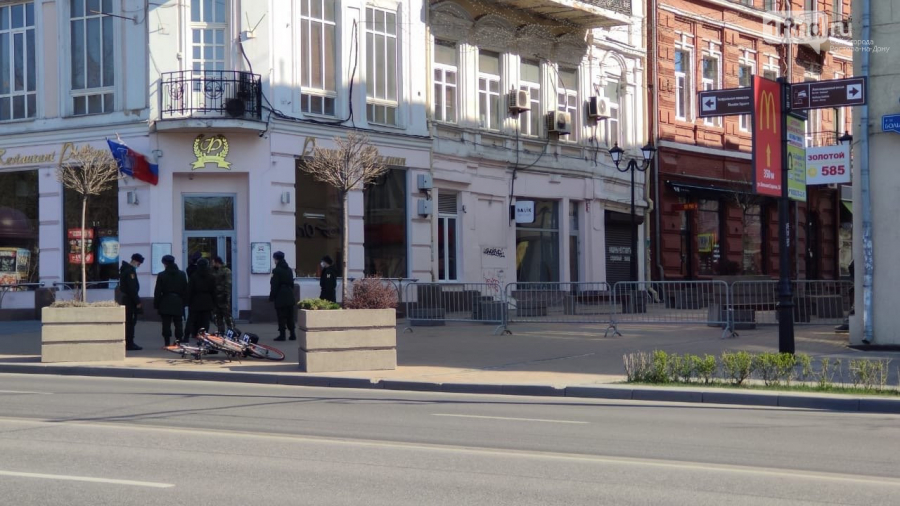 В Ростове-на-Дону пешеходные зоны перекрыли ограждениями
