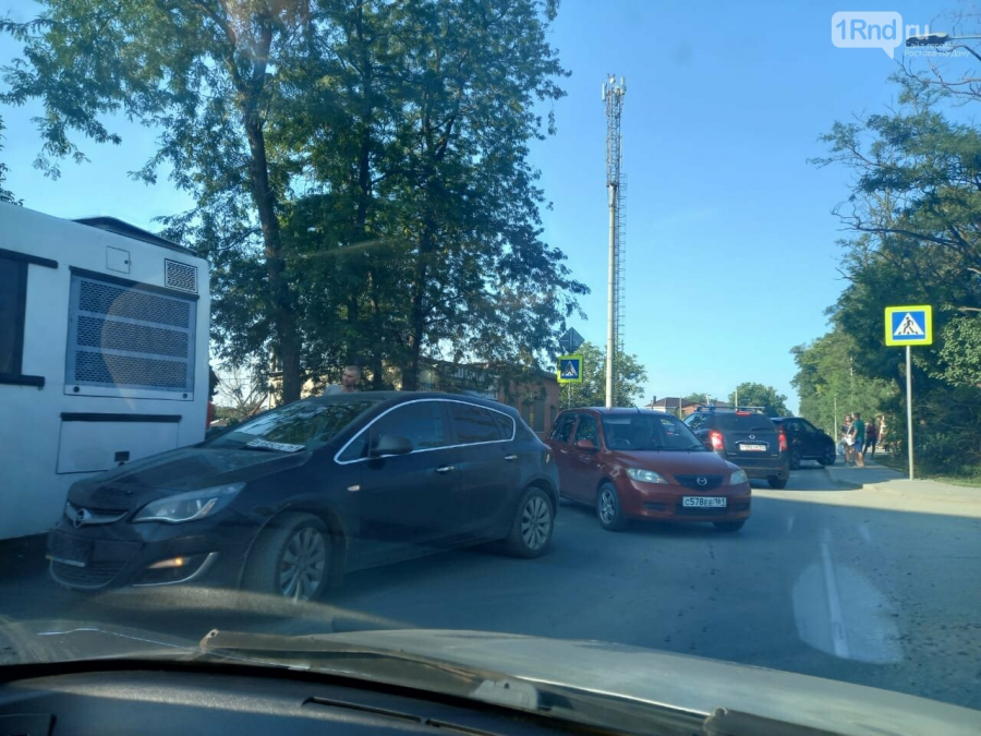 Массовое ДТП парализовало движение на выезде с Суворовского