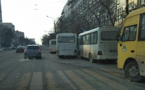 Две маршрутки не поделили остановку в центре Ростова