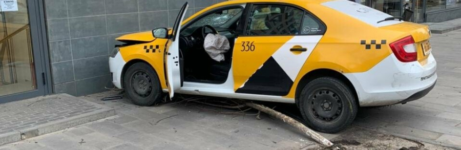 В центре Ростова таксист сбил женщину и влетел в здание магазина
